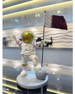 Luxury Signature Astronaut Figurine with Qatar Flag, 23.5cm Resin Decorative Space Statue, Modern Desktop Ornament for Home, Office, Living Room & Gift
