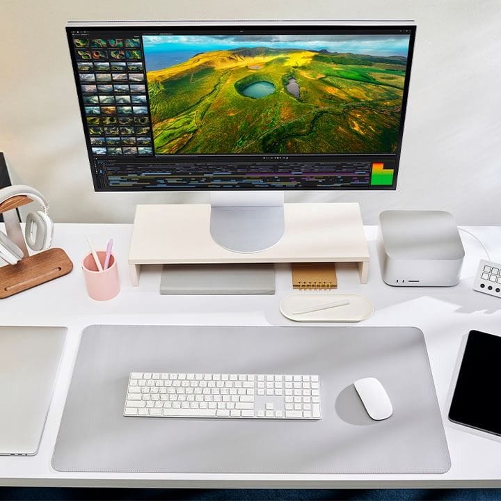 LG UltraFine™ evo 6K Monitor 32 Inch, VESA DisplayHDR™600, DCI-P3 98%(Typ.), Adobe RGB 99.5%, Real 10-bit Color Depth - Silver - 32U990A-S