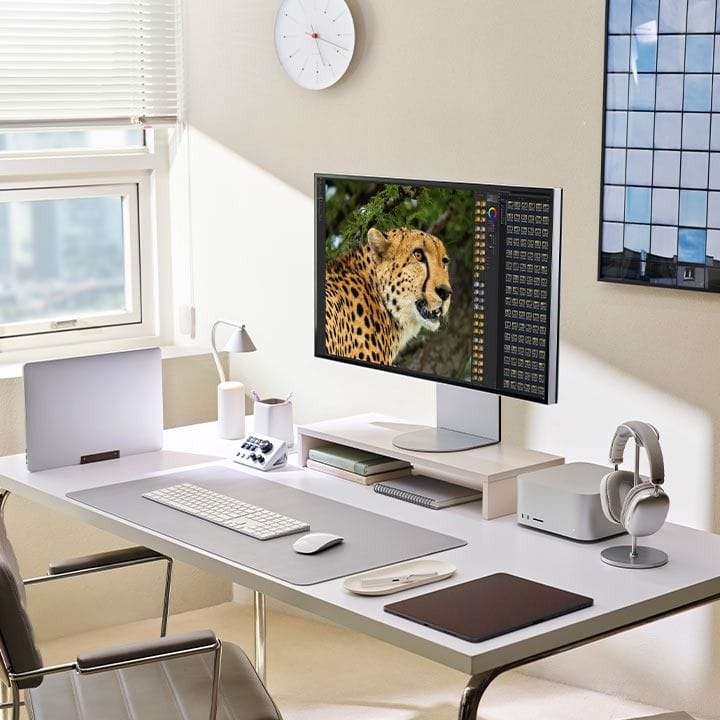 LG UltraFine™ evo 6K Monitor 32 Inch, VESA DisplayHDR™600, DCI-P3 98%(Typ.), Adobe RGB 99.5%, Real 10-bit Color Depth - Silver - 32U990A-S