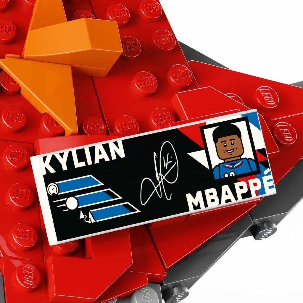 LEGO Editions Kylian Mbappé  Football Highlights Buildable Sports Display Model for Kids 1 Kylian Mbappé Minifigure, 10+ years