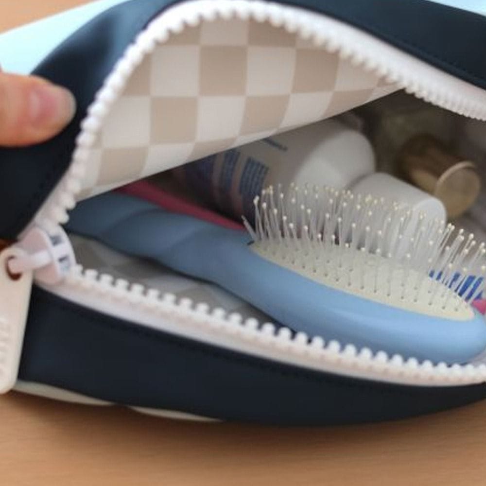 بيبا حقيبة مستلزمات Faro، مقاومة للماء، خالية من PFAS، بطاقة اسم قابلة للتخصيص، فتحة واسعة بسحاب - أزرق ليلي