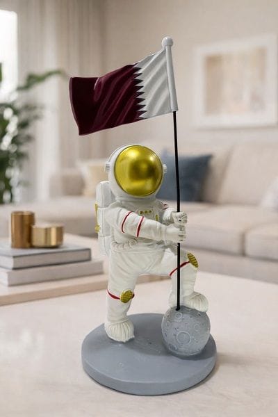 Luxury Signature Astronaut Figurine with Qatar Flag, 26cm Resin Decorative Statue, Modern Desktop Ornament for Home, Office, Living Room & Gift