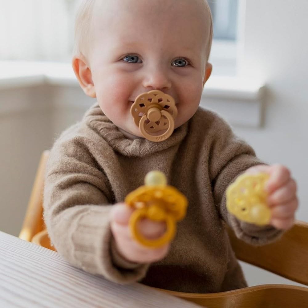 عبوة من لهايتين BIBS بوهم المضيئة مقاس 1، لعمر +0 أشهر، حلمة من اللاتكس المطاطي الطبيعي، انتقال سلس للرضاعة، تصميم واقٍ لطيف - وردي فاتح مضيء / فانيلا مضيء