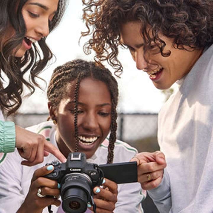 كاميرا كانون 24.2 ميجابكسل APS‑C مع ميكروفون وترايبود وبطاقة SD – أسود | EOS R50