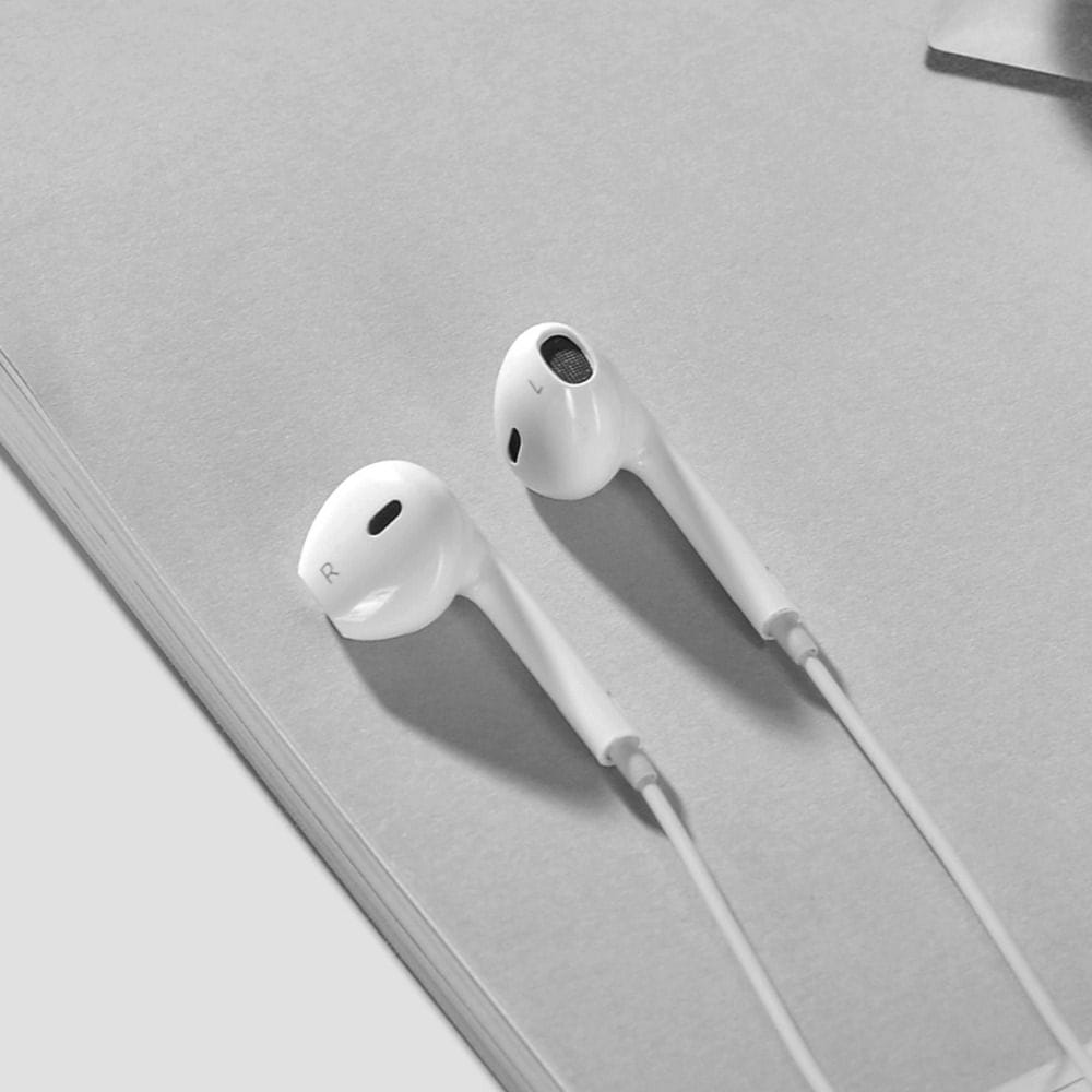 HOCO Crystal Joy Wire-Controlled Earphones with Microphone - White | M101