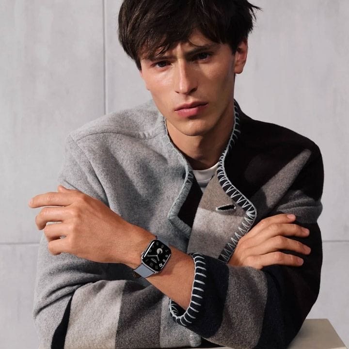 Hermès Apple Watch Series 11 46mm Silver Titanium Case – Bleu Lin | Single Tour
