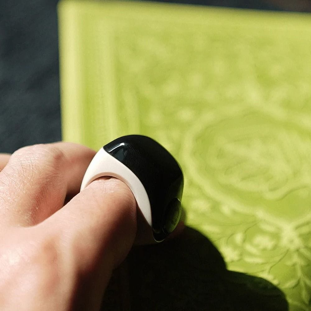 iQIBLA JOOD Zikr Ring OLED Prayer Reminder & Qibla Direction with Charging Case – Grey | J01 ZIKR RING JOOD GRY