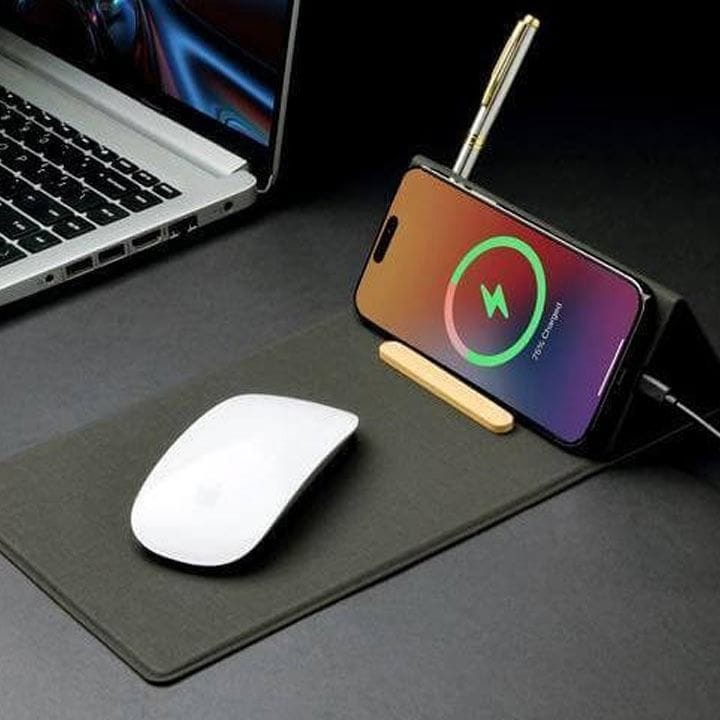 لوحة ماوس وشاحن لاسلكي 15 واط من Change Zero مصنوع من PU معاد تدويره بتصميم مخصص – شحن Qi سريع 15 واط، سطح مضاد للانزلاق، تنظيم للكابلات – أسود
