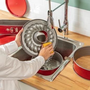 Tefal Deli Bake Springform Cake Pan, 25cm Non-Stick Carbon Steel Bakeware, Removable Base, Easy Release Design - J1641314