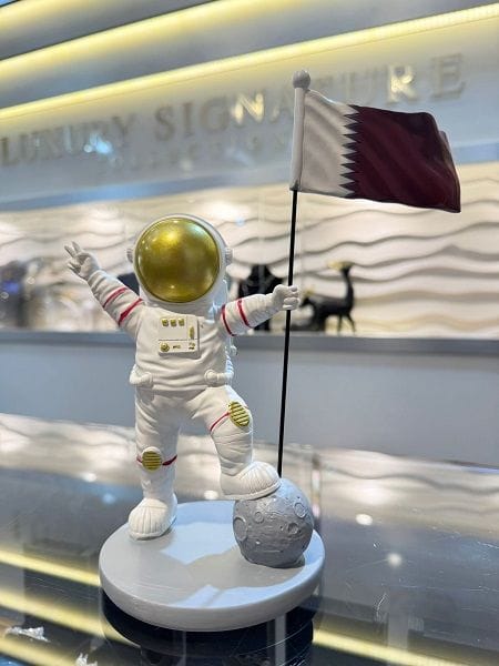 Luxury Signature Astronaut Figurine with Qatar Flag, 23.5cm Resin Decorative Space Statue, Modern Desktop Ornament for Home, Office, Living Room & Gift