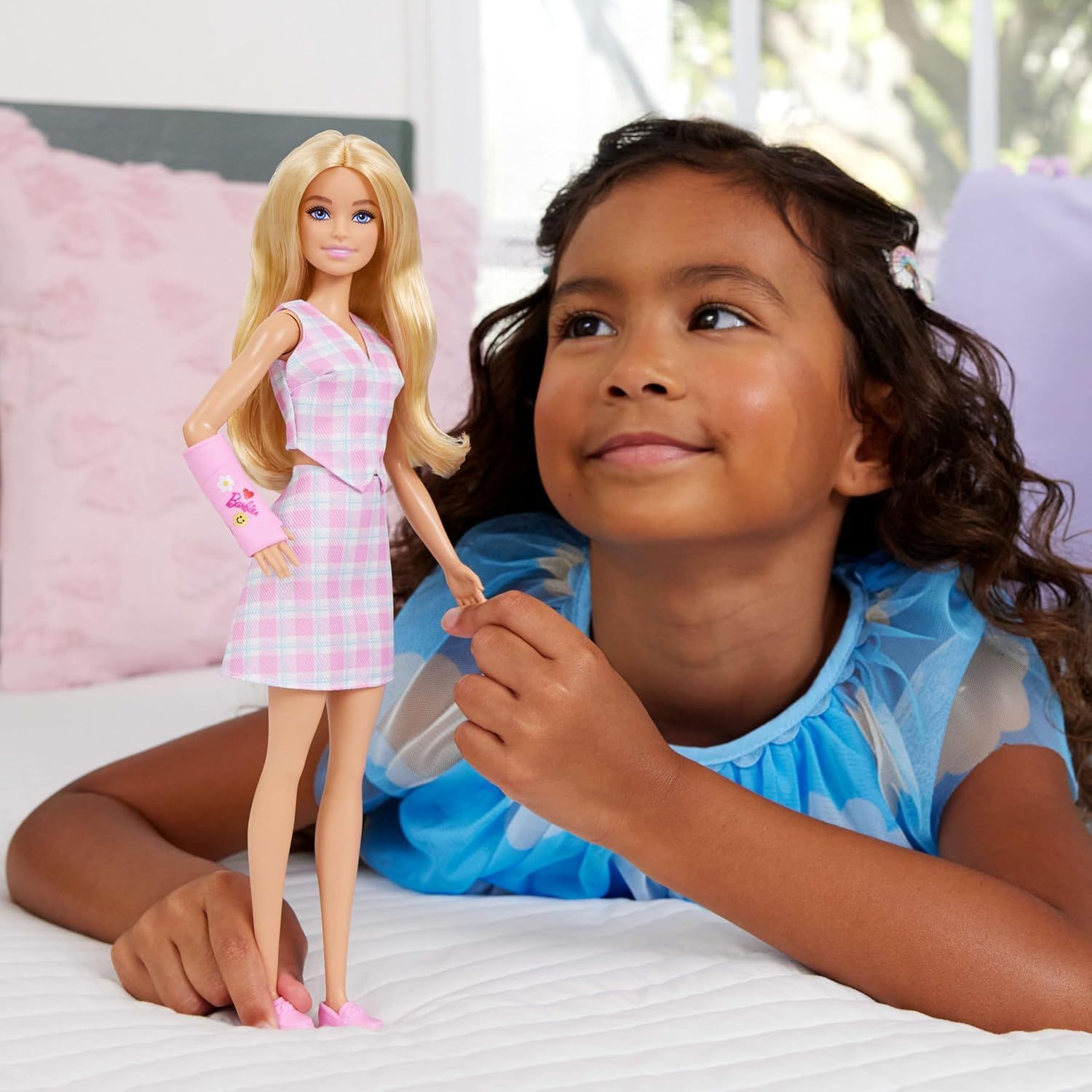 Barbie JJN56 - Iconic Doll for Creative Play and Imagination