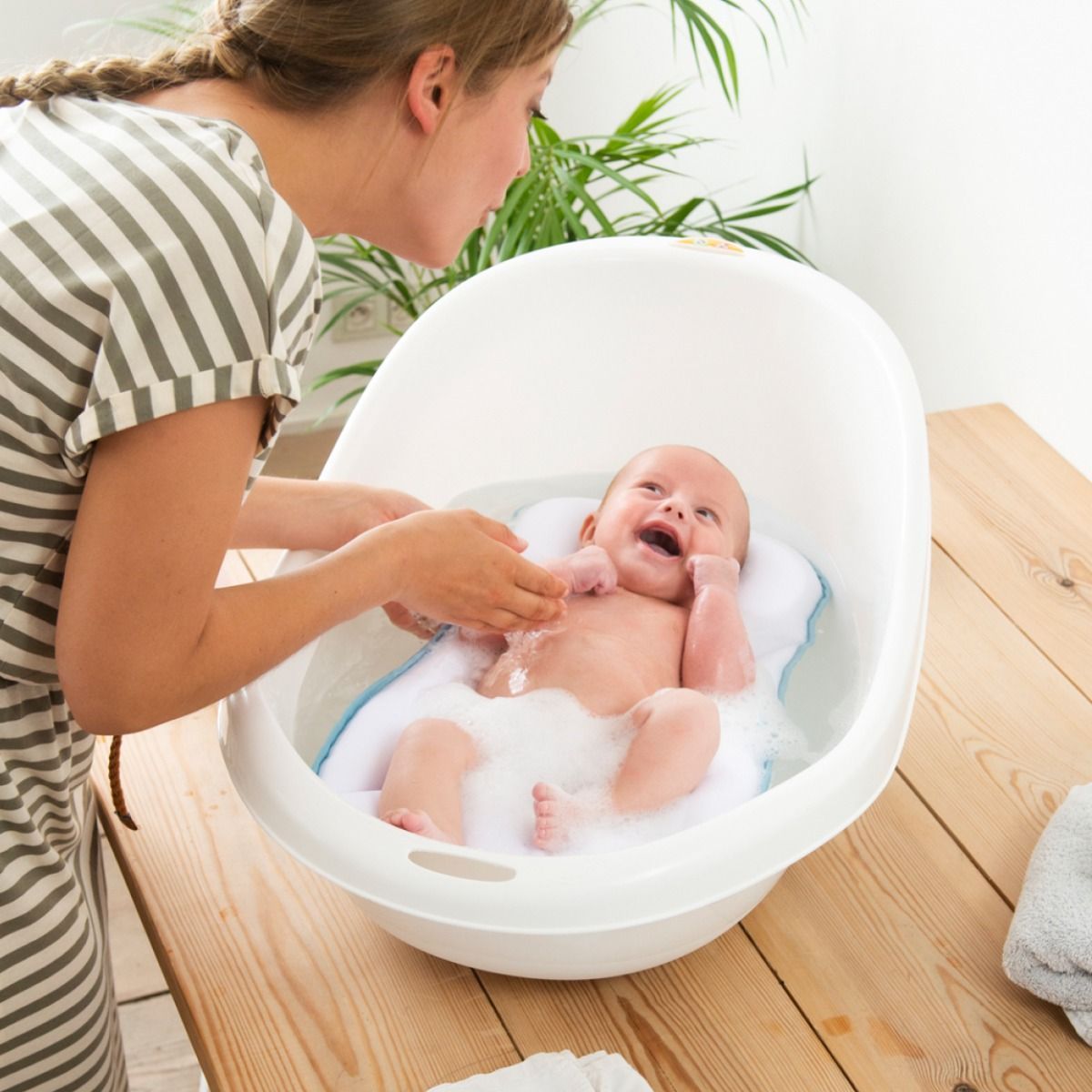 Doomoo Basics Easy Bath, Floating Bath Mattress For Newborns, 100% Polypropylene, EPS Micropearls, Soft And Mellow, Machine Washable - White