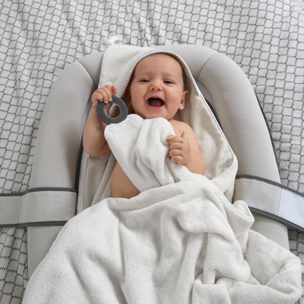 Doomoo Dry'N Play Hooded Towel, XL Bath Cape For Long-Term Use, Smart Hands-Free Neck Attachment, Easy-Care And Durable Design - White