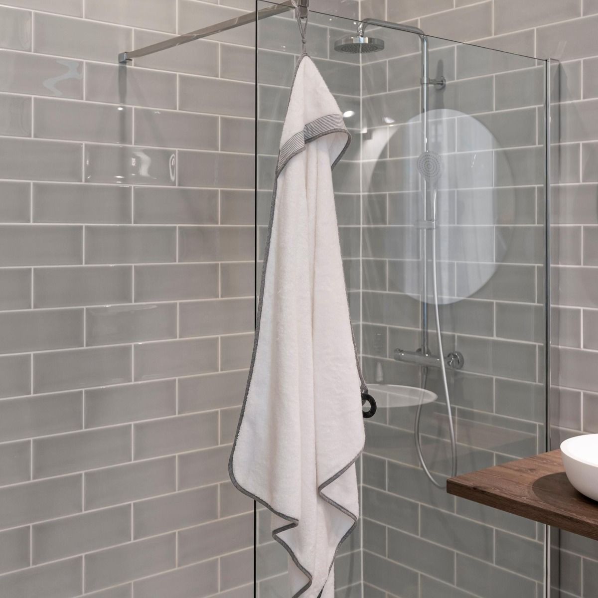 Doomoo Dry'N Play Hooded Towel, XL Bath Cape For Long-Term Use, Smart Hands-Free Neck Attachment, Easy-Care And Durable Design - White