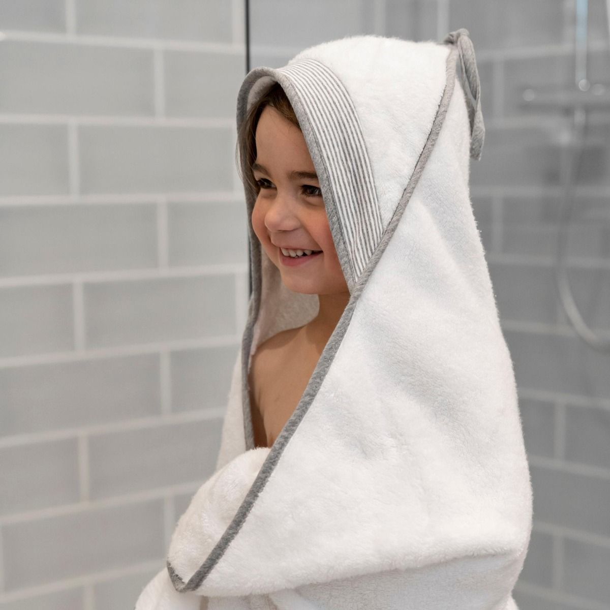 Doomoo Dry'N Play Hooded Towel, XL Bath Cape For Long-Term Use, Smart Hands-Free Neck Attachment, Easy-Care And Durable Design - White